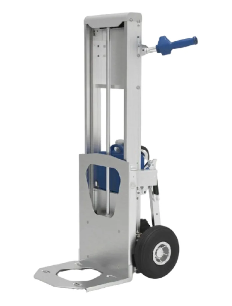 Sube rampas eléctrico con elevador en posición de transporte.