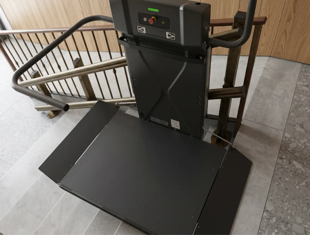 Plataformas salvaescaleras para sillas de ruedas. Uso personal o para esapcios públicos. Grupo Mactral en Colombia.